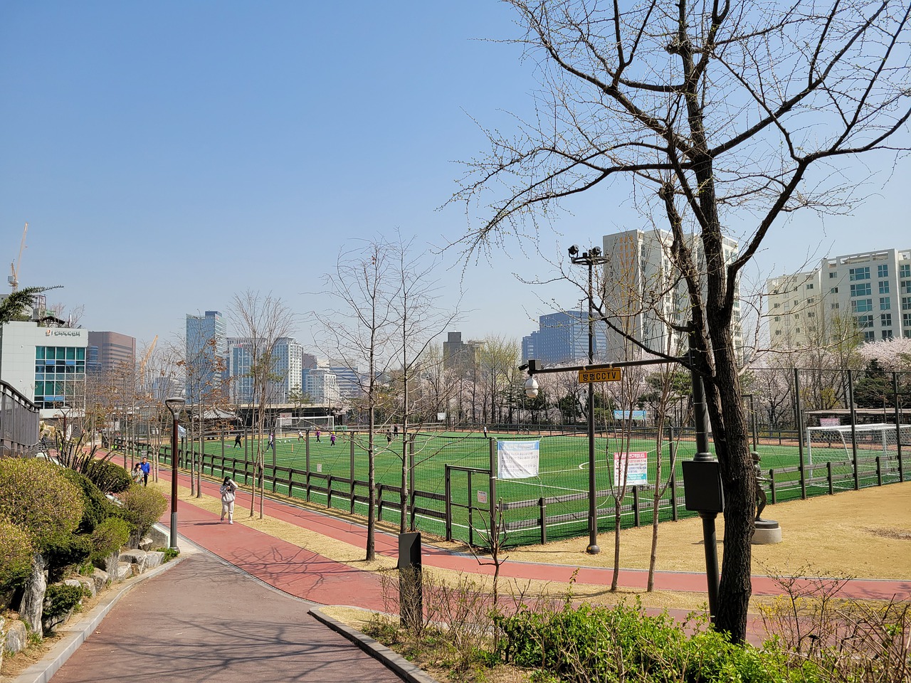 还挺穷横！巴萨认为B席5800万的费用太高了，希望曼城能降价.